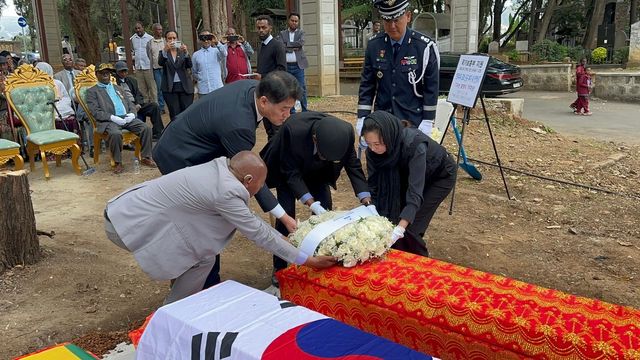 21일(현지시간) 에티오피아 수도 아디스아바바에 있는 트리니티 교회에서 열린 에티오피아 한국전쟁 참전용사 122명의 유해 재안장식에서 정강 주에티오피아 한국대사(왼쪽에서 2번째) 등이 헌화하고 있다. [주에티오피아 한국 대사관 제공. 재판매 및 DB 금지] 
