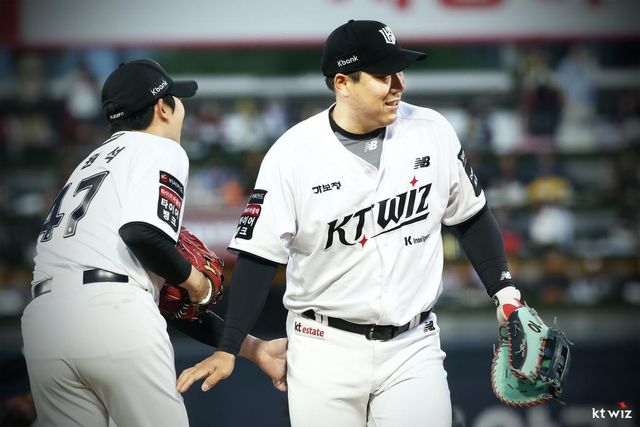 kt wiz 김현수(오른쪽)