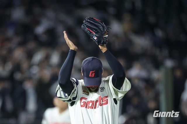 박수치는 롯데 엘빈 로드리게스