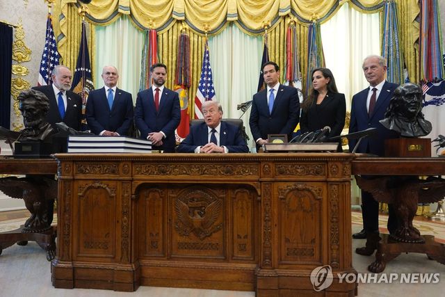 이스라엘-레바논 고위급 회담 직접 중재하는 도널드 트럼프 미국 대통령