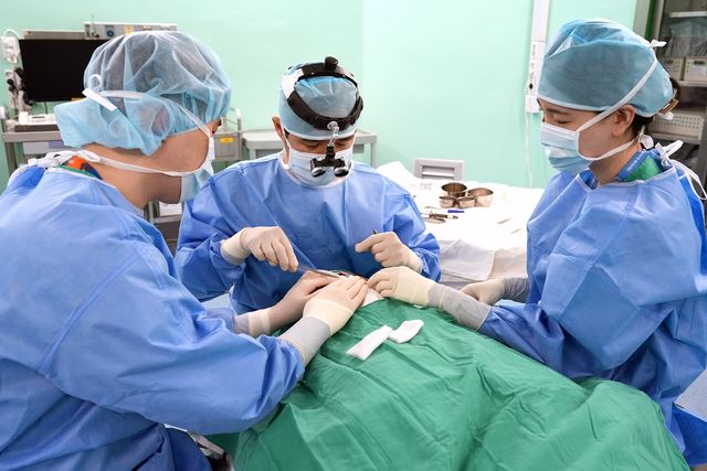 피부암 모즈수술 집도 중인 박병철 교수