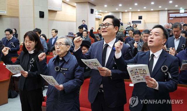 독립군가 부르는 참석자들