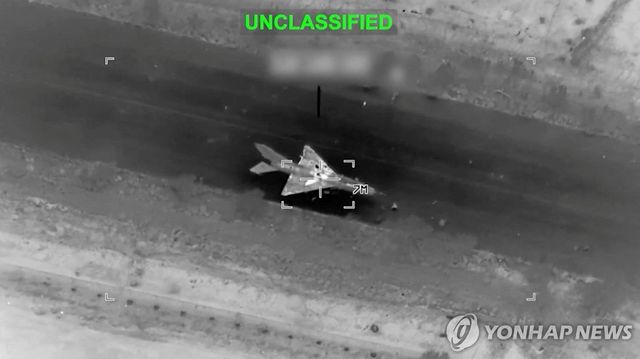 미군의 공격을 받아 파괴되기 직전의 이란 공군 전투기