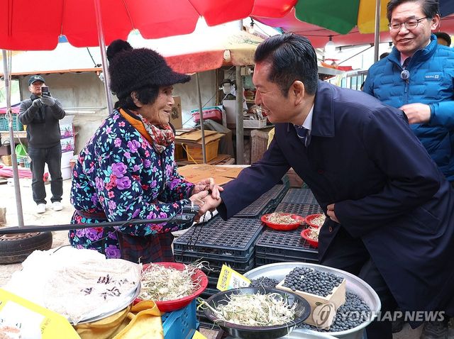 민주당 정청래 대표, 강화 교동 전통시장 방문