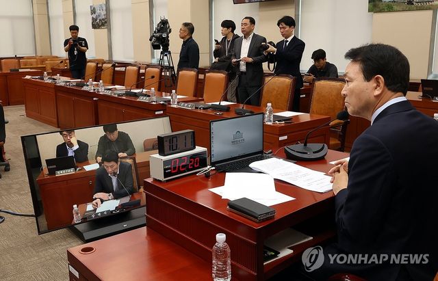 야당 의원들만 참석한 국방위원회