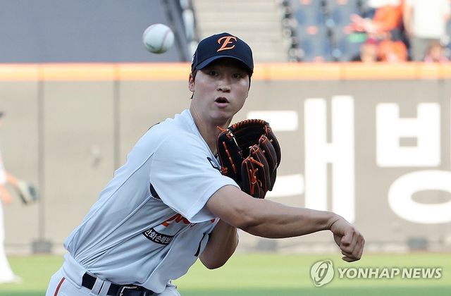 힘차게 공 던지는 엄상백