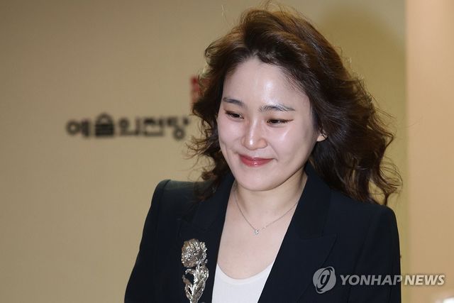 출근하는 장한나 사장