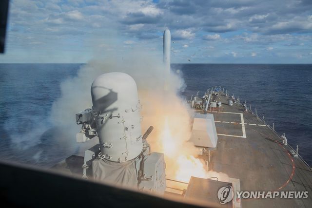 지난 2월 28일(현지시간) 미 알레이버크급 유도미사일 구축함 '벌클리함'이 토마호크 미사일을 발사하는 모습