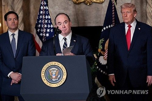 트럼프 대통령의 황금함대 구상 발표에 함께한 존 펠란 미 해군장관