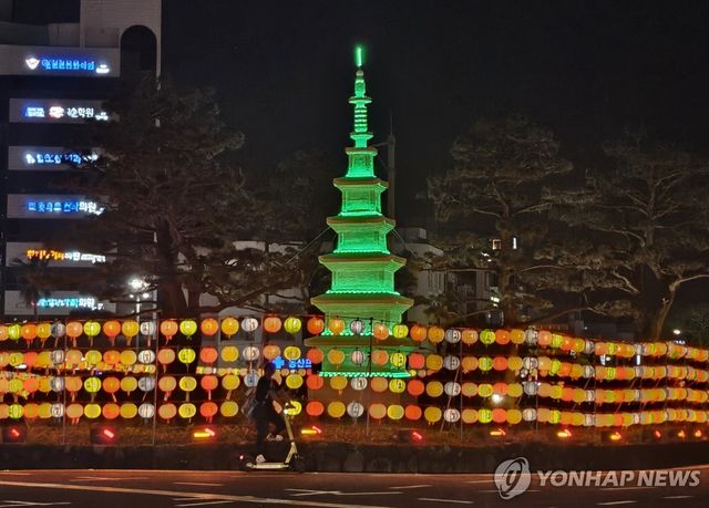 제주 서귀포 부처님 오신날 봉축탑