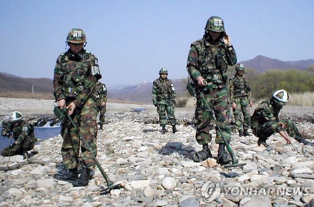 영농철 맞아 민통선 유실지뢰 탐지