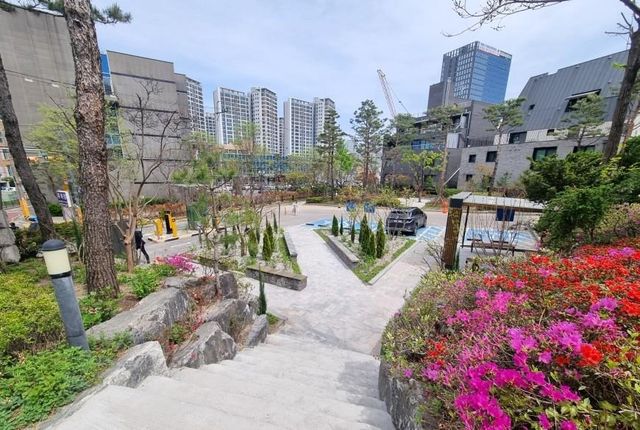 서대문구가 최근 새롭게 단장한 감리교신학대학교 내 '담장 개방 주민쉼터'