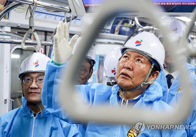 지하철 차량기지 환경 정비 체험 마친 민주당 정청래 대표