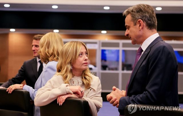 키프로스 EU 정상회의 참석한 조르자 멜로니 이탈리아 총리와 키리아코스 미초타키스 그리스 총리