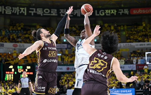 23일 4강 PO 1차전에서 슛하는 나이트(가운데)와 수비하는 마레이(왼쪽)