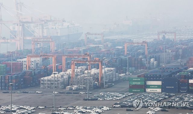 경기도 평택항에 컨테이너가 쌓여 있는 모습. [연합뉴스 자료사진. 재판매 및 DB 금지]