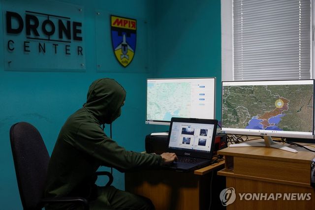 러시아 드론 감시하는 우크라이나 관제실
