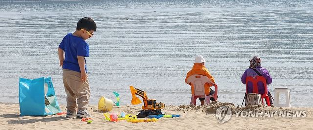 이른 더위 바다 찾은 어린이