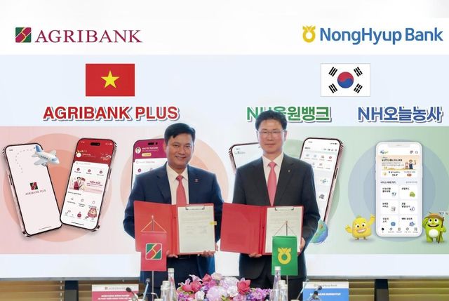 강태영 농협은행장(오른쪽)과 지난 22일 베트남 하노이에서 팜 또안 브엉 아그리뱅크 은행장과 업무협약을 체결한 뒤 기념사진을 촬영하고 있다. [농협은행 제공]