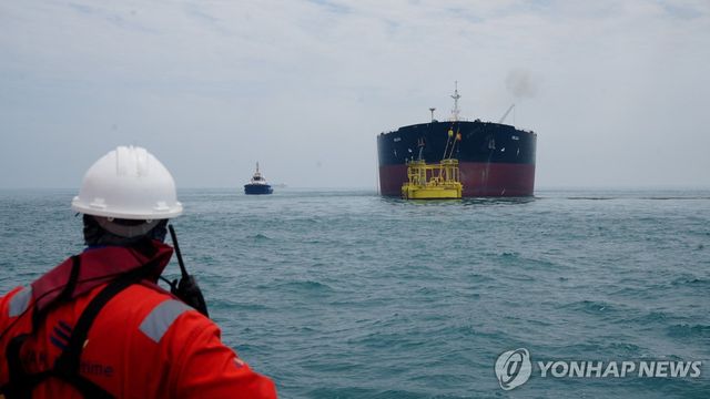 호르무즈 해협 폐쇄 후 이라크 터미널에 정박 중인 유조선