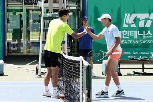 권순우(오른쪽)와 정현