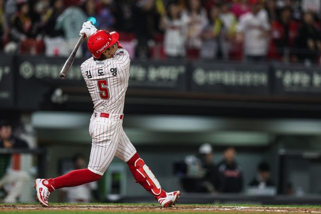 큰 포물선을 그린 결승포 친 김도영