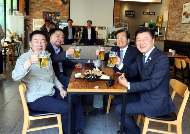 왼쪽부터 송기섭·한범덕·노영민·신용한