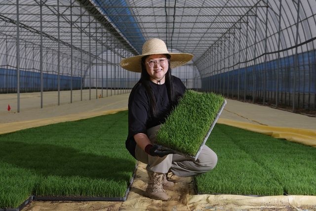 육묘 들고 있는 홍리나씨