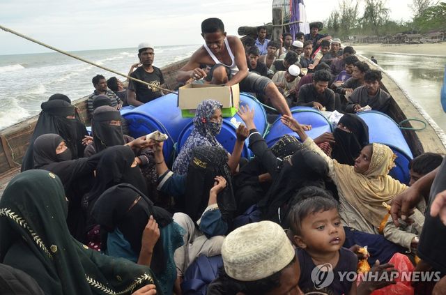 인도네시아 아체주 해변에 발묶인 로힝야족 난민선