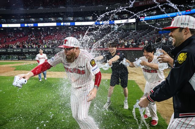 시즌 1호 완봉승 거둔 후 물세례 받는 올러