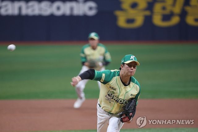 역투하는 키움 선발 투수 안우진