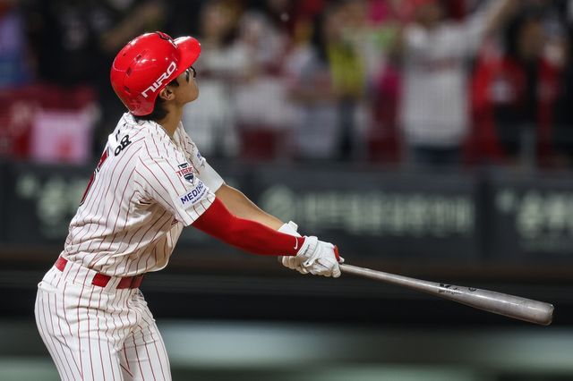 홈런 포물선을 바라보는 김도영