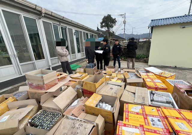 밀수입한 담배 압수하는 태안해경