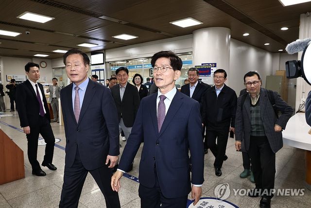 김문수 전 장관, 선거법 위반 선고 공판 출석