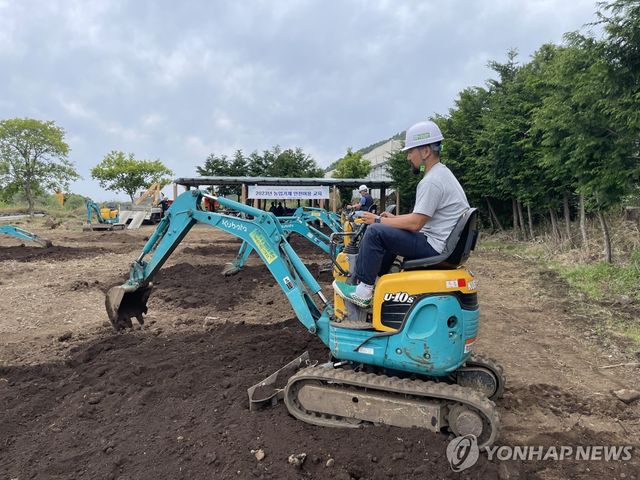 농업기계 안전 이용 교육받는 손주민씨
