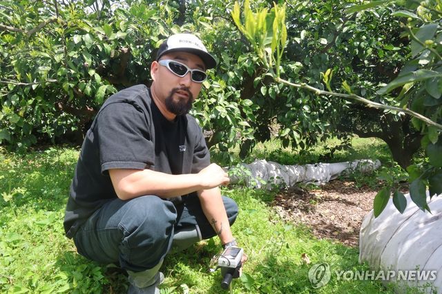 토양수분 측정기 체크하는 손주민씨
