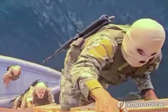 선박 나포하는 이란 혁명수비대원들