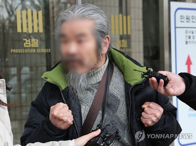 공판 마치고 나오는 조두순