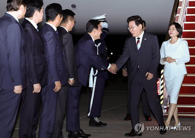 김민석 총리와 인사하는 이재명 대통령