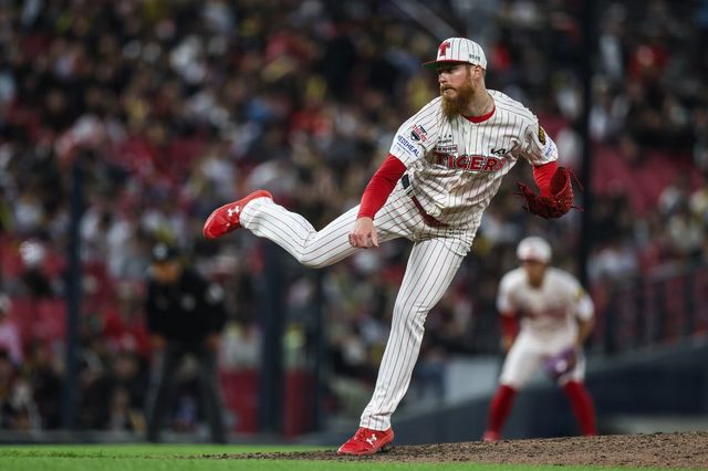 역투하는 KIA 선발 투수 애덤 올러