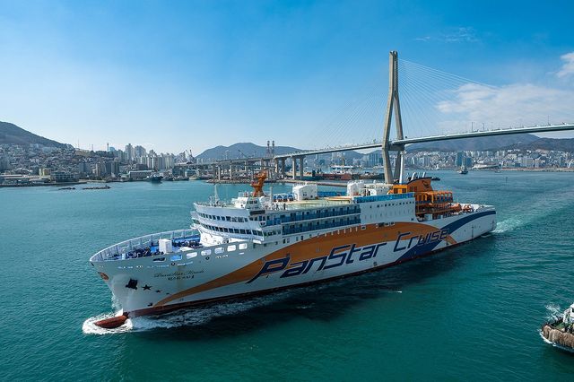 국내 최초 크루즈페리 '팬스타 미라클'호