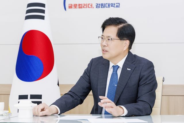 인터뷰하는 정재연 강원대 총장