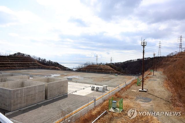 방폐장에 늘어선 살수탑