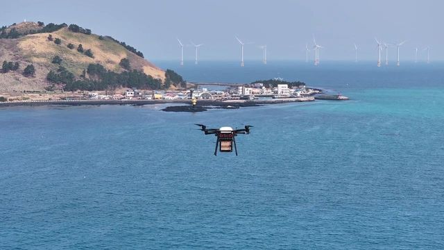 화물 싣고 이동하는 드론