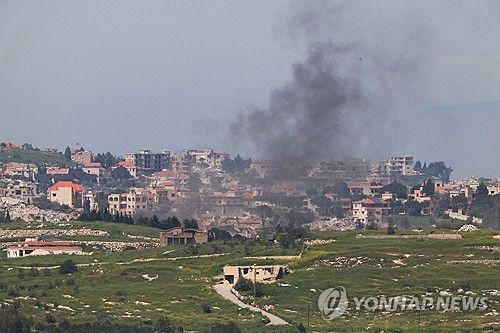 이스라엘군과 헤즈볼라 간 무력 공방 와중에 연기가 치솟는 레바논 남부 마을
