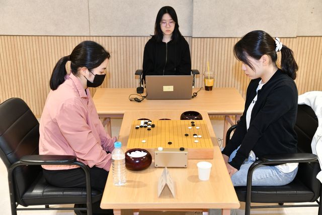 스미레(왼쪽) 6단이 천태산배 선발전 결승에서 김채영 9단에게 승리했다.