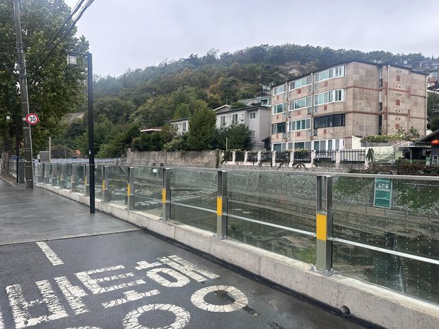 홍제천에 설치된 투명 홍수방어벽