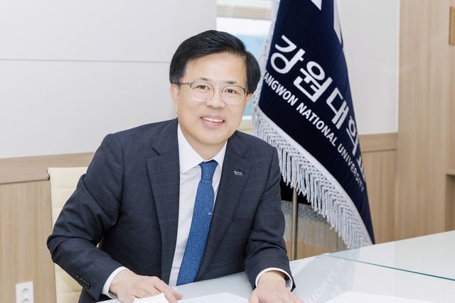 인터뷰하는 정재연 강원대 총장