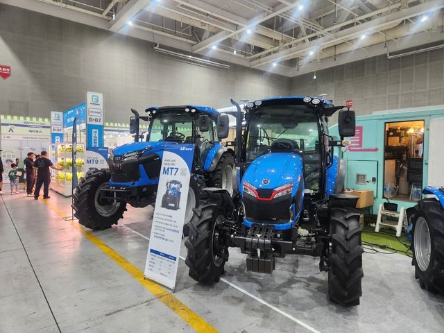 AI 기술 활용한 트랙터