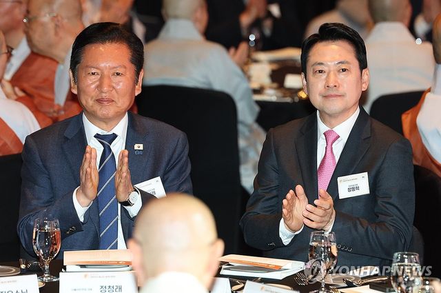 손뼉 치는 정청래-장동혁 대표